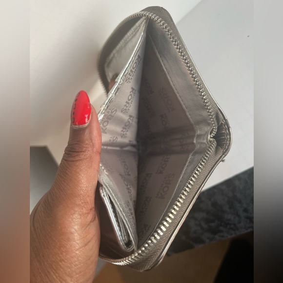 Michael  Kors Jet Set patent logo debossed zip-around wallet. SILVER METALLIC - Picture 8 of 12